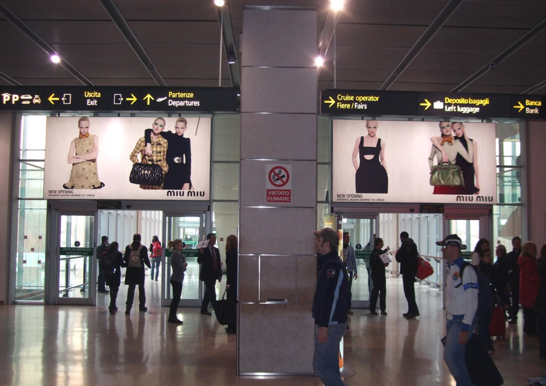 coppia impianti luminosi per comunicare con il vostro all'interno dell'aeroporto di Venezia