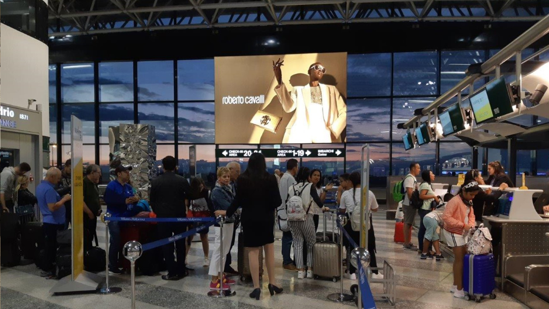 Impianto luminoso di grande impatto posizionato nella Hall Check in dell'Aeroporto di Milano Malpensa.